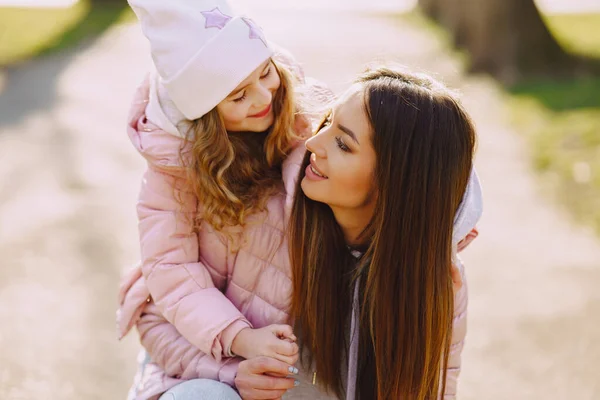 Mutter mit Tochter spielt im Frühlingspark — Stockfoto