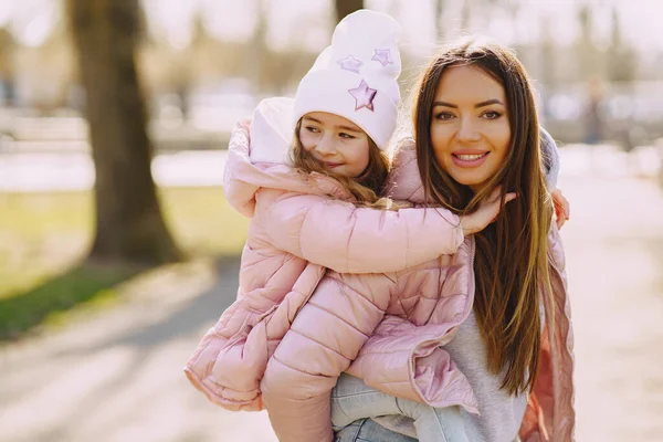 Mother with daughter playing in a spring park — Stock Photo, Image
