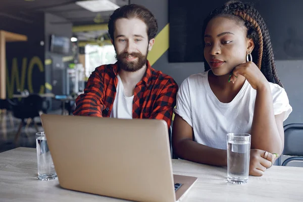 Jovens trabalhando juntos e usar o laptop — Fotografia de Stock