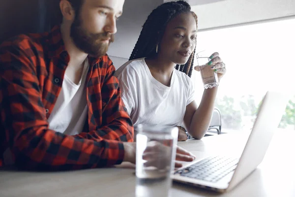 Jovens trabalhando juntos e usar o laptop — Fotografia de Stock