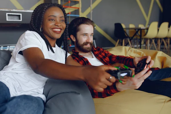 Internationales Paar spielt ein Videospiel — Stockfoto