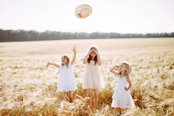 Schöne Mädchen Einem Weißen Kleid Kinder Sommerfeld — Stockfoto