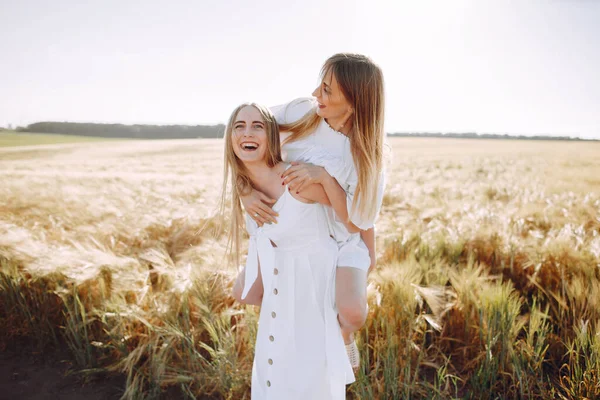 Hermosas Chicas Vestido Blanco Las Mujeres Campo Verano —  Fotos de Stock