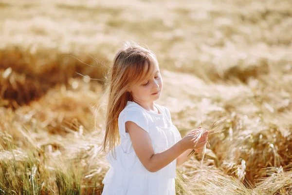 Krásná Dívka Bílých Šatech Dětský Standind Blízko Pšenice — Stock fotografie