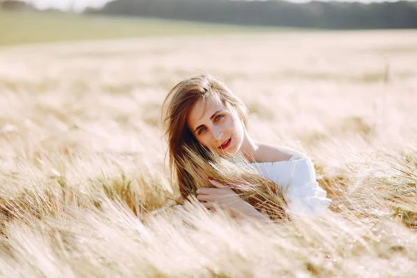 Mooi Meisje Een Witte Jurk Vrouw Een Zomer Veld — Stockfoto