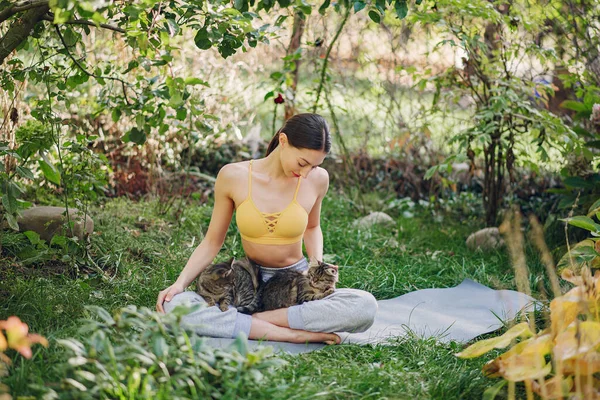 女孩在一个夏季公园 穿着黄色上衣的女人带着猫的女士 — 图库照片