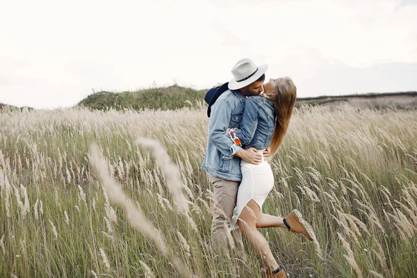 Casal Amoroso Num Campo Trigo Loira Bonita Chapéu Azul — Fotografia de Stock