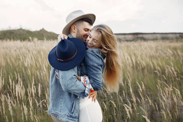 Casal Amoroso Num Campo Trigo Loira Bonita Chapéu Azul — Fotografia de Stock