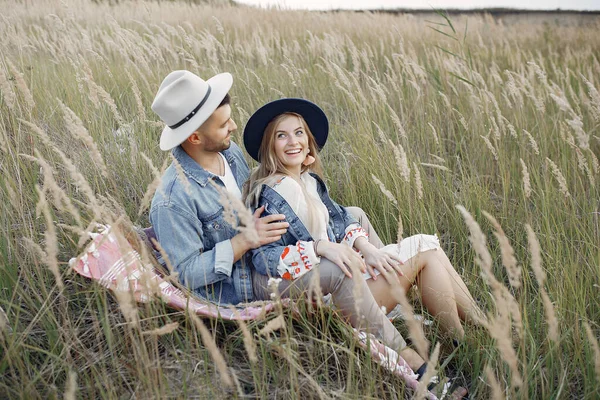 Casal Amoroso Num Campo Trigo Linda Loira Com Seus Boyfrinds — Fotografia de Stock