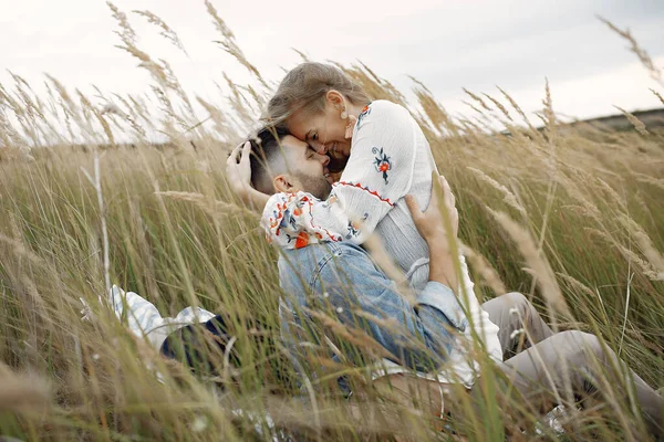 Mencintai Pasangan Ladang Gandum Cantik Pirang Dengan Boyfrinds Nya Mereka — Stok Foto