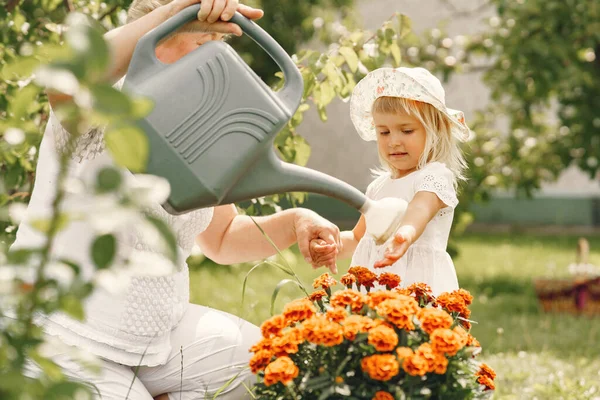 Gadis Kecil Dengan Nenek Berkebun Kebun Belakang Anak Dengan Topi — Stok Foto
