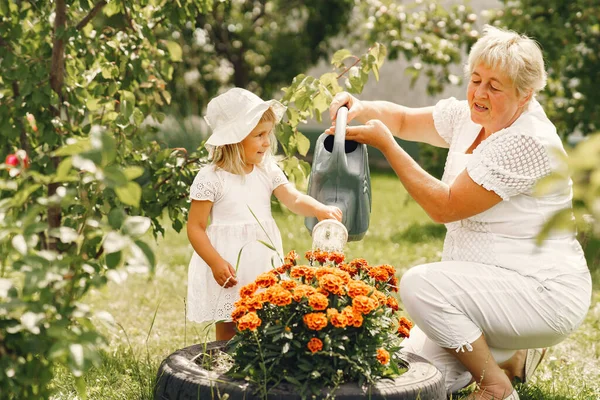 Gadis Kecil Dengan Nenek Berkebun Kebun Belakang Anak Dengan Topi — Stok Foto