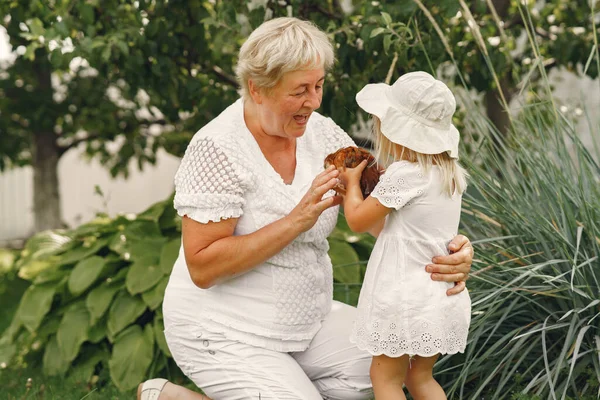 Familie Einem Hinterhof Enkelin Mit Großmutter Menschen Mit Kleinen Hühnern — Stockfoto