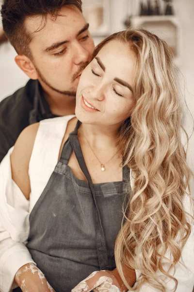 Mutual Creative Work Young Beautiful Couple Casual Clothes Aprons People — Fotografia de Stock