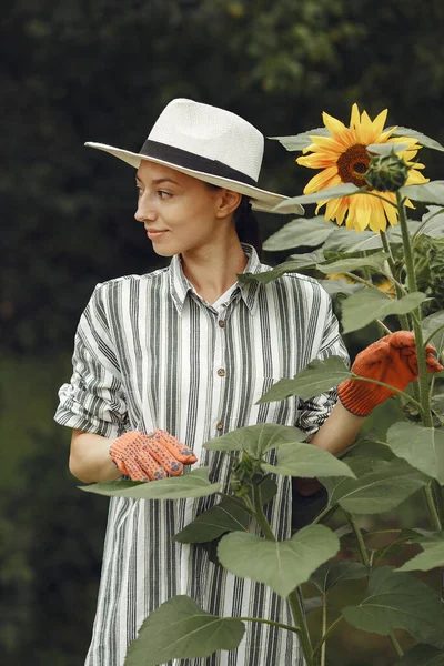 Młoda Kobieta Słonecznikami Kobieta Kapeluszu Dziewczyna Ogrodzie — Zdjęcie stockowe