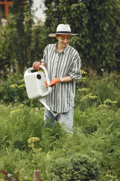 여름에 정원가꾸기 항아리로 모자쓴 — 스톡 사진