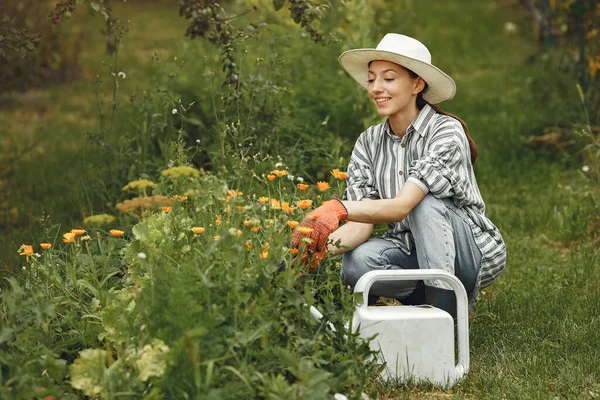 Berkebun Musim Panas Wanita Menyiram Bunga Dengan Kaleng Air Gadis — Stok Foto