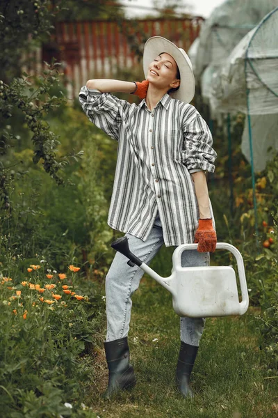 夏天的园艺 女人用水壶浇花 戴帽子的女孩 — 图库照片