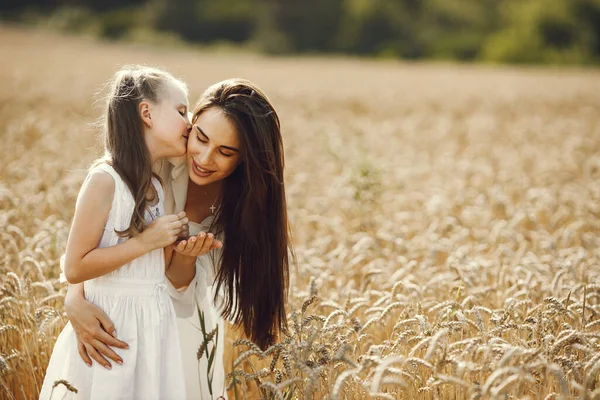 Юная Мама Дочь Белых Платьях Пшеничном Поле Солнечный День Мать — стоковое фото