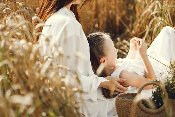 Фотография Молодой Матери Дочери Белой Одежде Пшеничном Поле Солнечный День — стоковое фото