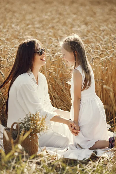Das Foto Zeigt Eine Junge Mutter Und Ihre Tochter Weißen — Stockfoto