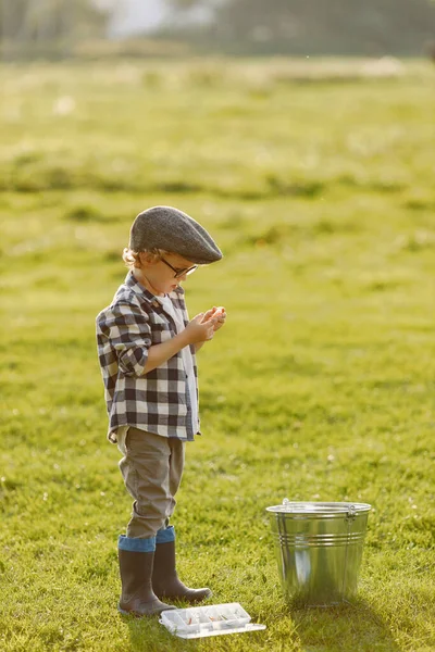 Niño Sosteniendo Una Caja Con Cebos Para Pescar Niño Con — Foto de Stock