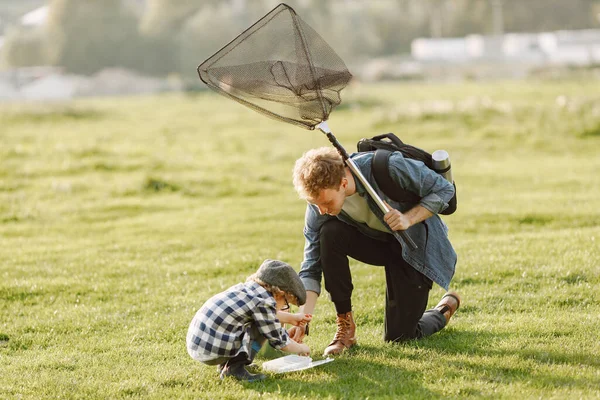 Papá Hijo Pasan Tiempo Aire Libre Juntos Niño Rizado Usando — Foto de Stock