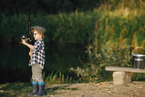 Bambino Con Una Canna Pesca Mano Ragazzo Con Camicia Quadri — Foto Stock