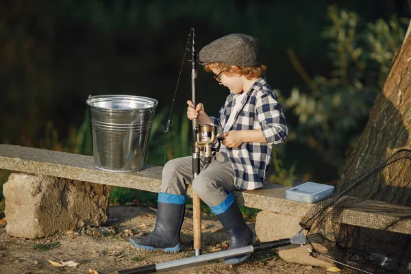 Niño Sosteniendo Una Caña Pescar Niño Con Camisa Cuadros Sombrero — Foto de Stock