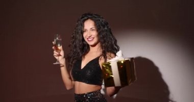 Kadın karanlık bir stüdyonun spot ışıklarında duruyor. O, Noel ya da yeni yıl hediye kutuları tutuyor. Parti, kutlama tanıtımı..