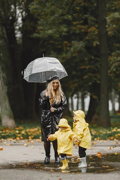 Family Rainy Park Kids Raincoats Mother Child Woman Black Coat — Stock Photo, Image