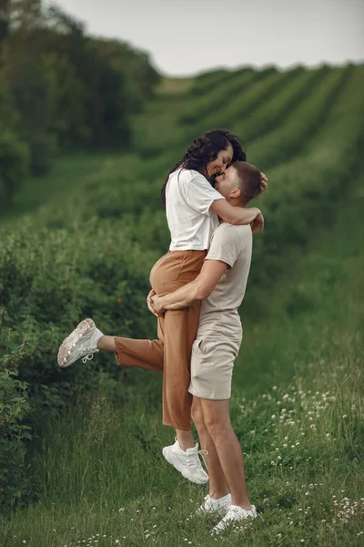 Casal Num Campo Morena Uma Camiseta Branca Caminhadas — Fotografia de Stock