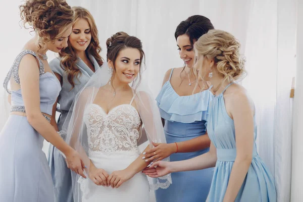 Novia Elegante Elegante Junto Con Sus Cuatro Novias Vestidos Azules — Foto de Stock