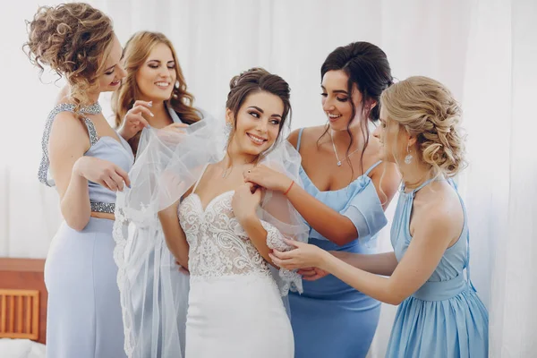 Novia Elegante Elegante Junto Con Sus Cuatro Novias Vestidos Azules — Foto de Stock