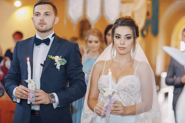 Una Joven Hermosa Novia Está Pie Con Marido Una Iglesia —  Fotos de Stock