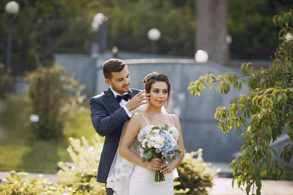 Young Beautiful Bride Her Husband Standing Summer Park Bouquet Flowers — Stock Photo, Image