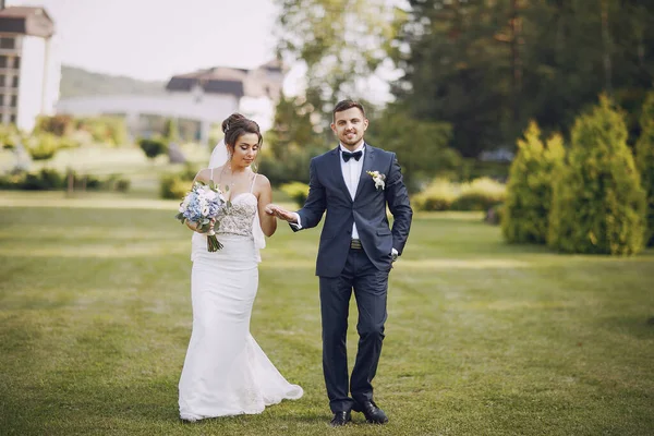 Una Giovane Bella Sposa Suo Marito Piedi Parco Estivo Con — Foto Stock