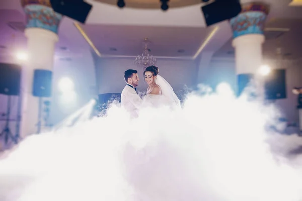 Menyasszony Férje Együtt Táncolják Első Esküvői Táncukat Étteremben — Stock Fotó