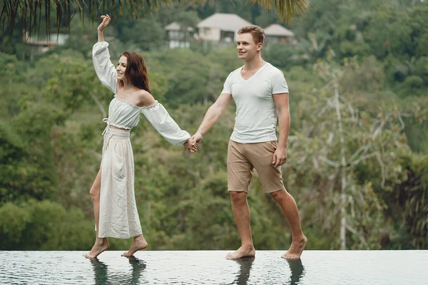 Pareja Relajándose Increíble Club Playa Bali Indonesia — Foto de Stock