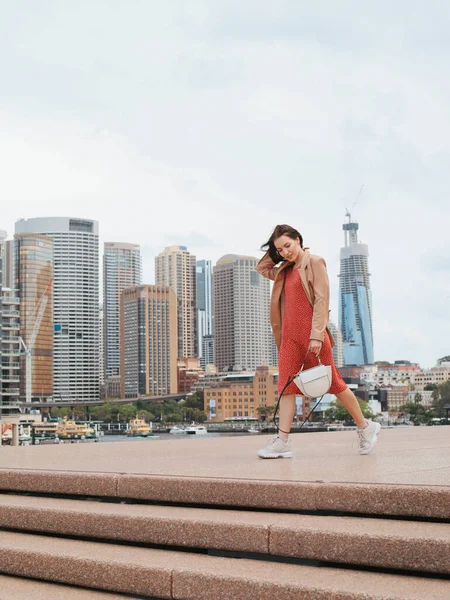Женщина Городе Леди Красном Платье Девушка Ходит Улицам Австралии — стоковое фото