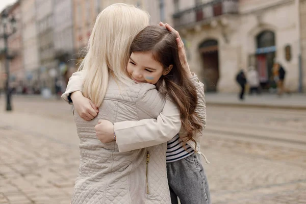 Jovem Mãe Abraçando Sua Filha Menina Pintou Bandeira Ucrânia Cores — Fotografia de Stock