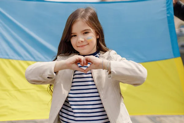 Holčička Ukrajinskou Vlajkou Tváři Stojící Před Velkou Vlajkou Ukrajiny Mladá — Stock fotografie