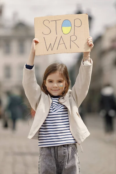 Маленькая Девочка Плакатом Синего Желтого Цветов Молодой Красивой Девушки Плакат — стоковое фото
