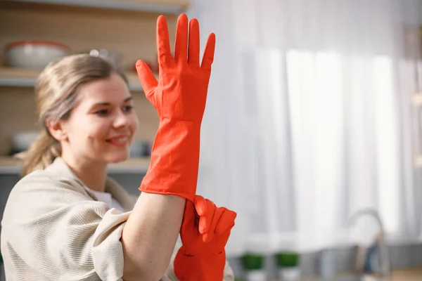 Portrait Woman Cleaning Kitchen Wearing Red Gloves Caucasian Woman Doing — Stock Photo, Image