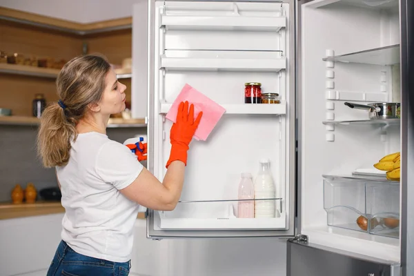 Portret Van Een Vrouw Die Schoonmaakt Een Keuken Rode Handschoenen — Stockfoto