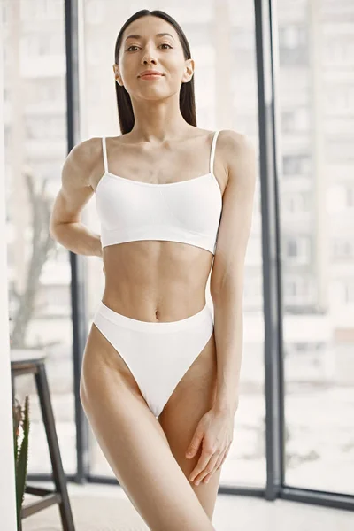 Mulher Magro Bonito Roupa Interior Branca Menina Com Corpo Forma — Fotografia de Stock