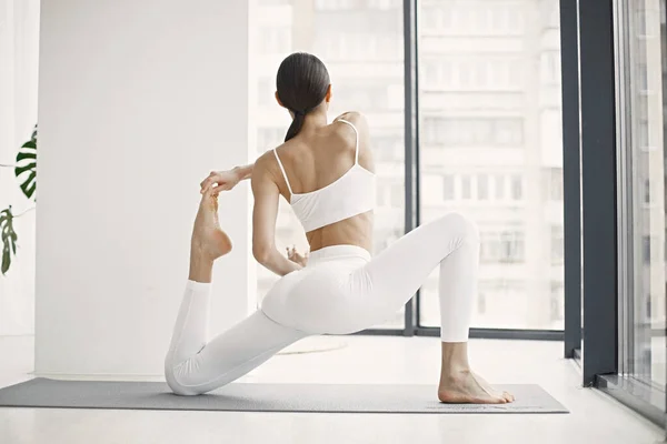 Beyaz Tozluk Giymiş Ince Güzel Bir Kadın Üstü Açık Yoga — Stok fotoğraf