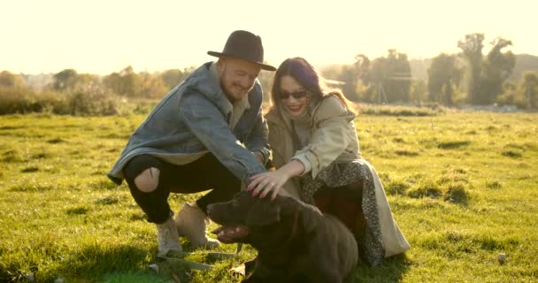 Mann Mit Hut Und Frau Mit Brille Spielen Mit Hund — Stockvideo