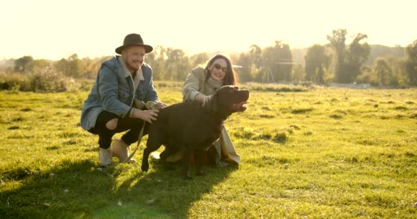 Bărbat Pălărie Femeie Ochelari Jucându Câinele Natură Recreere Aer Liber — Videoclip de stoc