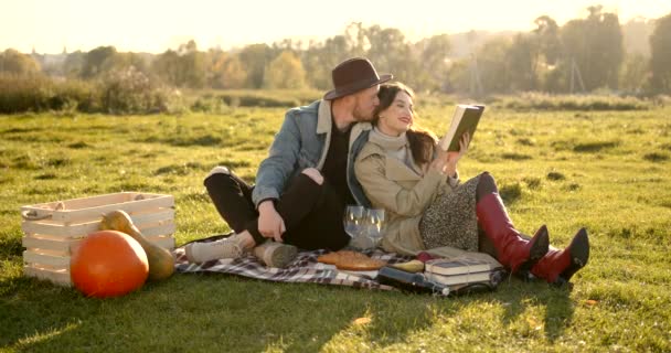 Fiatal Párnak Romantikus Randija Van Természetben Szőnyegen Ülnek Lány Könyvet — Stock videók